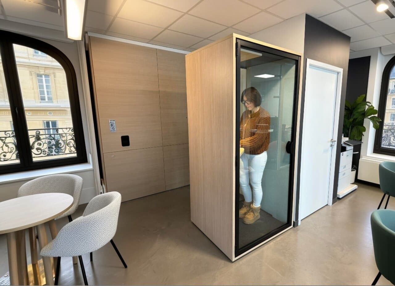 Cabine en usage — réunion à quatre